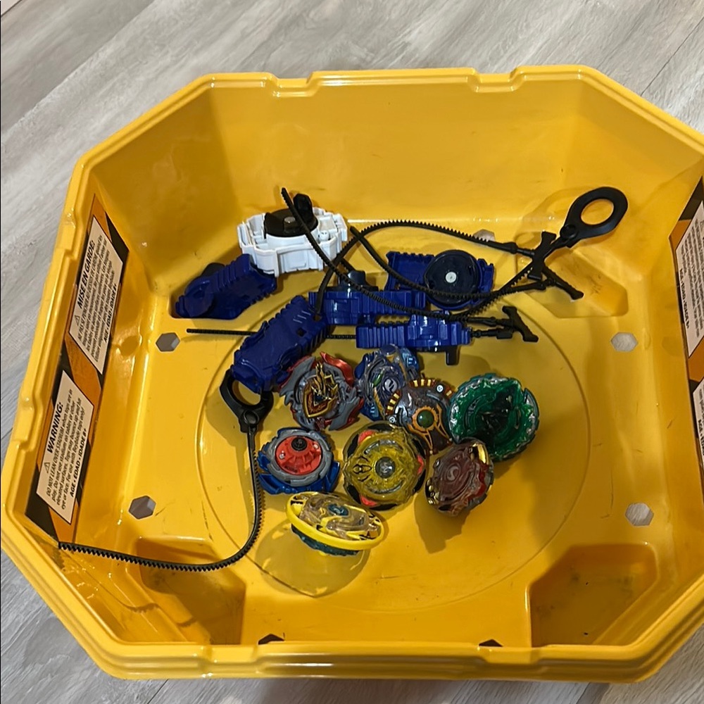 Beyblade Burst Battle Set - Yellow Arena with Multicolor Tops-Beyblade lot